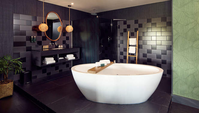 Hotel Breukelen Oriental Suite luxe bubble bath bathroom shower
