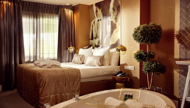 Champagne Suite Hotel Breukelen Luxe Suite zitdeel slaapdeel kingsizebed 